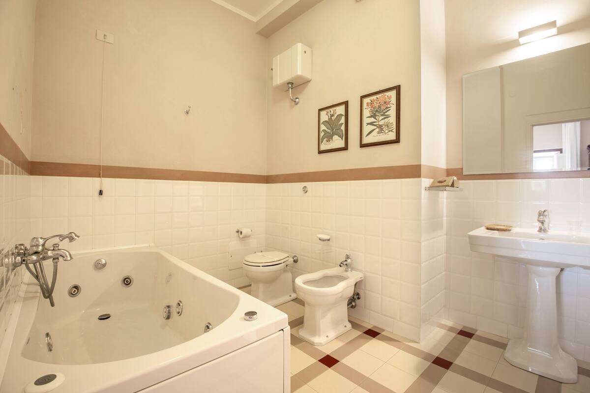 shower, rainfall showerhead, free toiletries, hair dryer