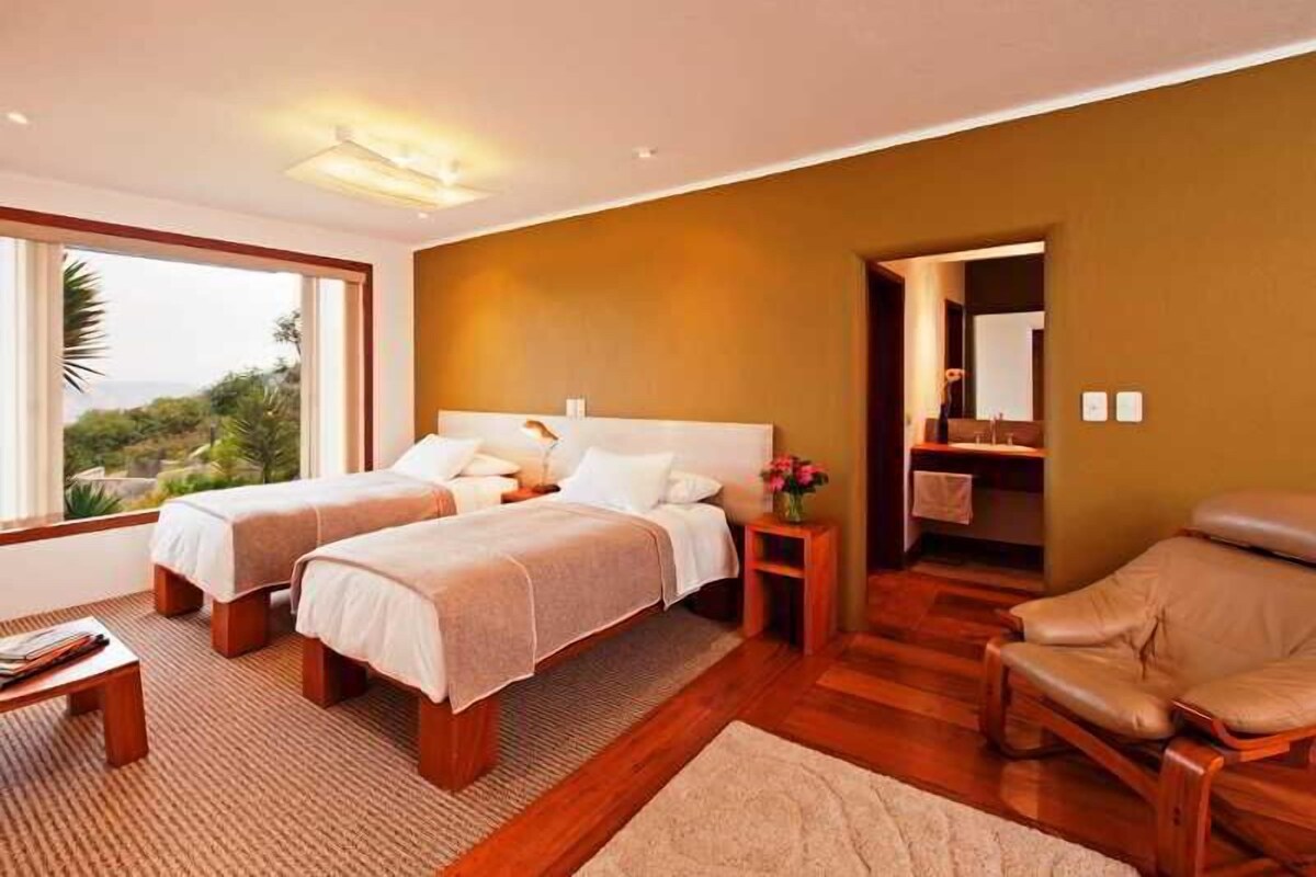 Premium bedding, down duvets, desk, blackout curtains