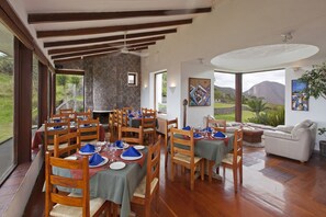 供应早餐、午餐和晚餐