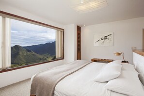 Premium bedding, down duvets, desk, blackout curtains - Hotel El Crater (San Antonio de Pichincha)