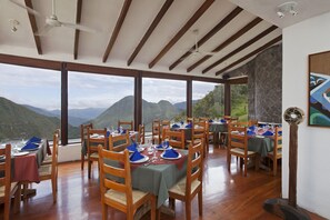 Breakfast, lunch and dinner served - Hotel El Crater (San Antonio de Pichincha)