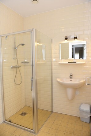 Comfort kamer, 2 eenpersoonsbedden, uitzicht op haven | Badkamer | Een douche, gratis toiletartikelen, een haardroger, handdoeken