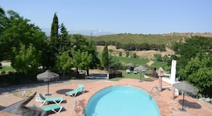 Piscine extérieure, chaises longues