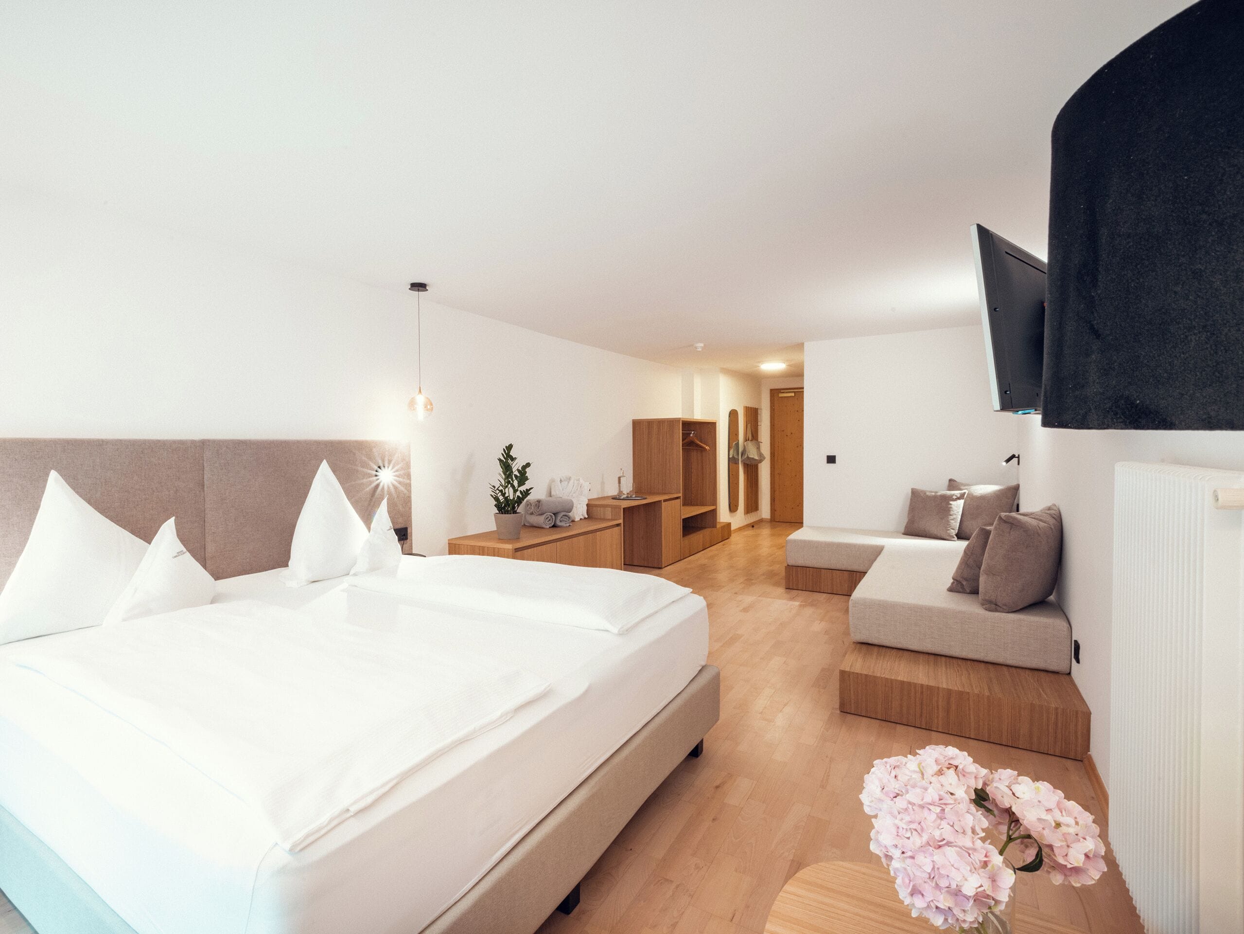 Superior studio suite, balkon, uitzicht op heuvels | 1 slaapkamer, hypoallergeen beddengoed, donsdekens, een minibar
