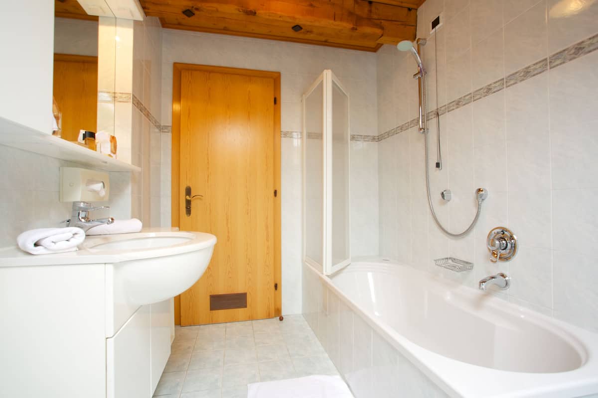 superior double room, balcony, valley view (schlern) | deep-soaking bathtub