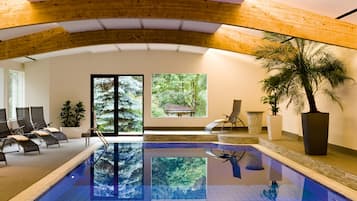 Innenpool, geöffnet von 08:00 Uhr bis 21:00 Uhr, Liegestühle