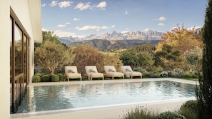 Piscina interna, piscina externa sazonal, espreguiçadeiras