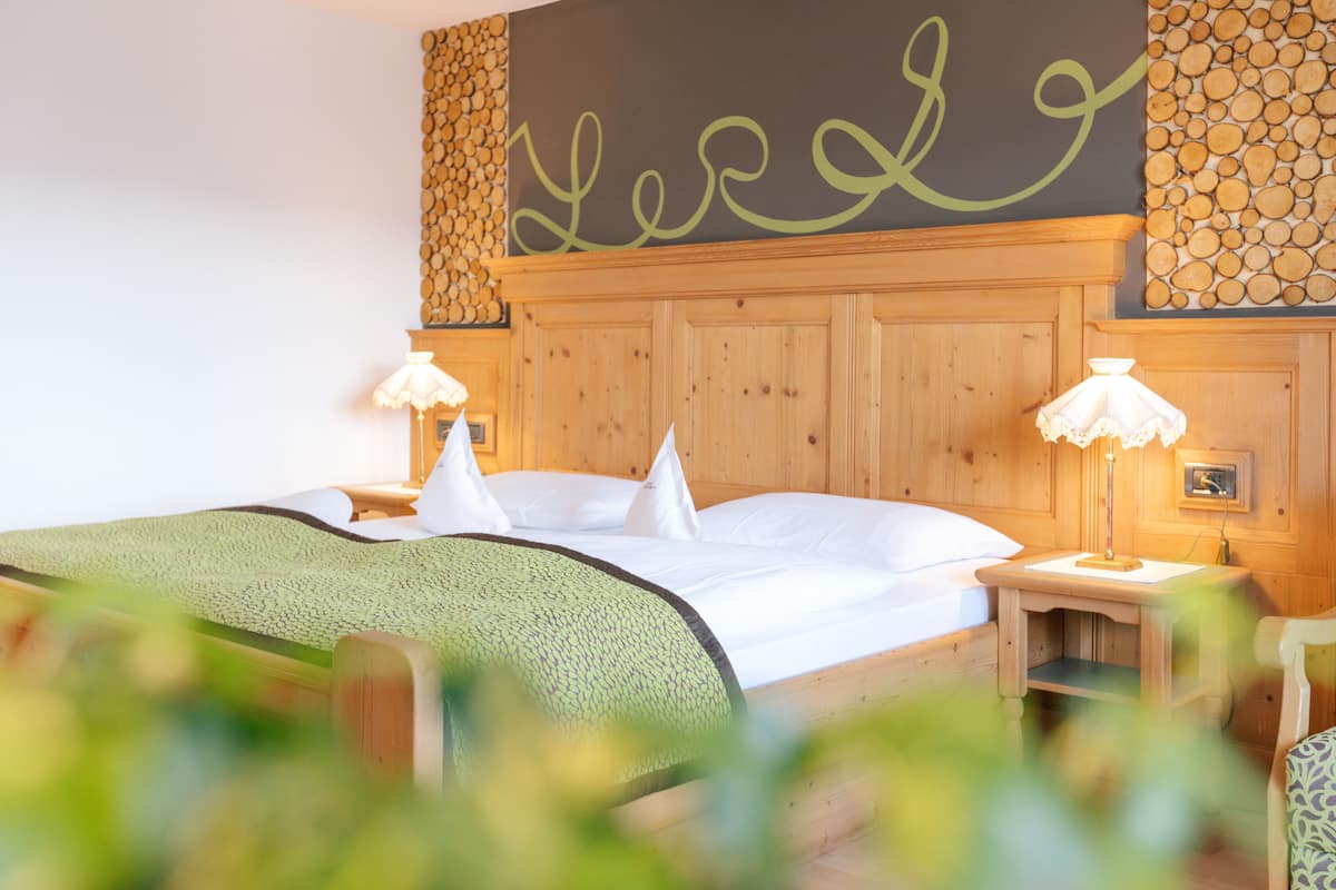 Superior kamer, uitzicht op bergen (Rosengarten) | 1 slaapkamer, hypoallergeen beddengoed, donzen dekbedden, een minibar