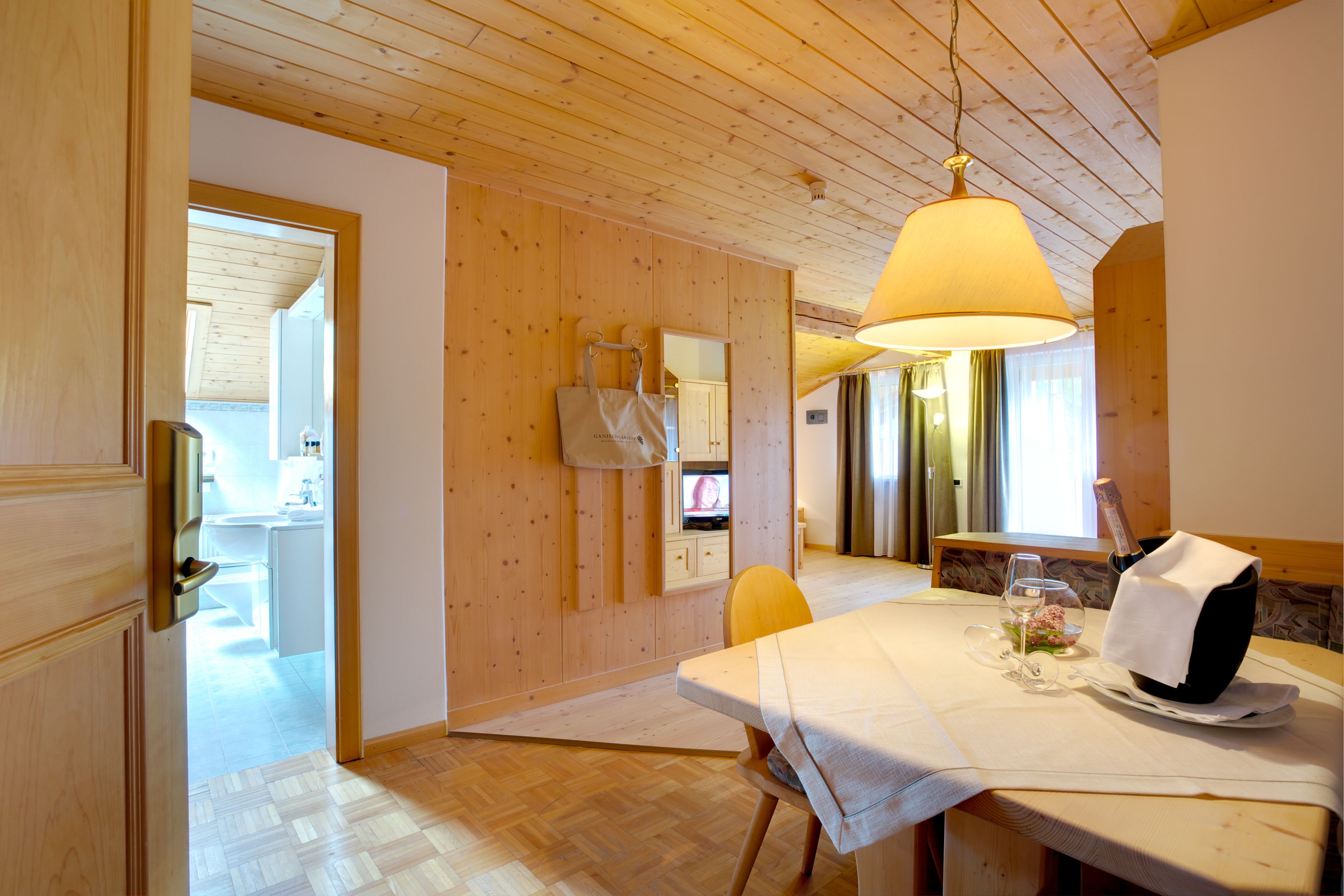 superior double room, balcony, valley view (schlern) | in-room dining