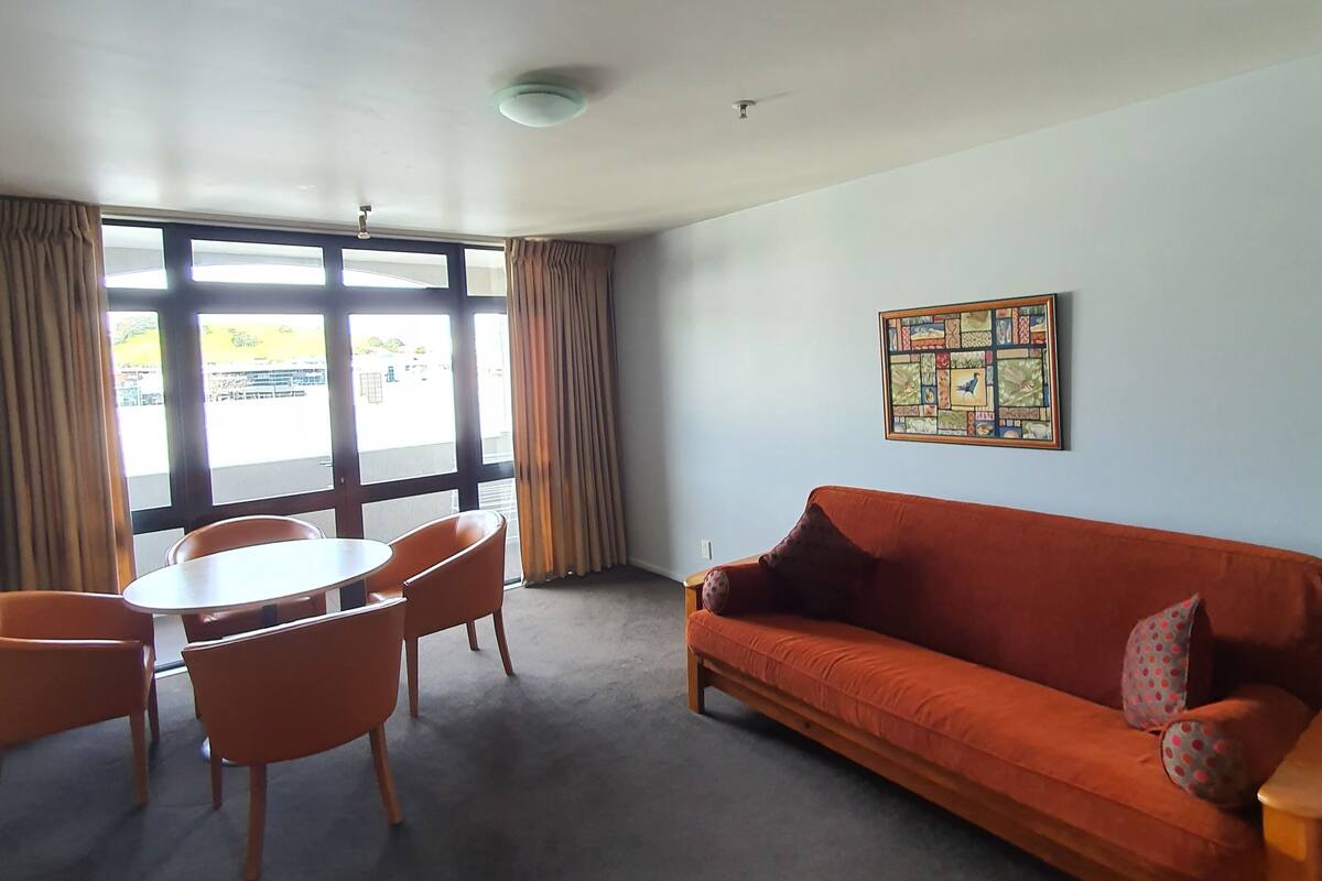 Executive Suite | In-room safe, desk, iron/ironing board, WiFi (free)