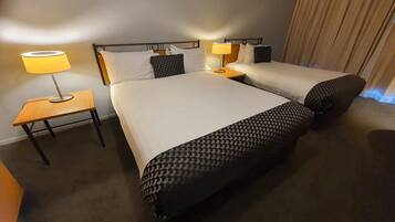 Caja de seguridad en la habitación y escritorio