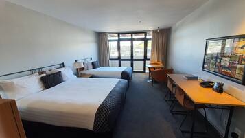 Caja de seguridad en la habitación y escritorio