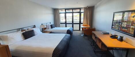 Large Studio | In-room safe, desk, iron/ironing board, free WiFi