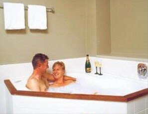 Suite Exécutive | Salle de bain | Sèche-cheveux, serviettes fournies