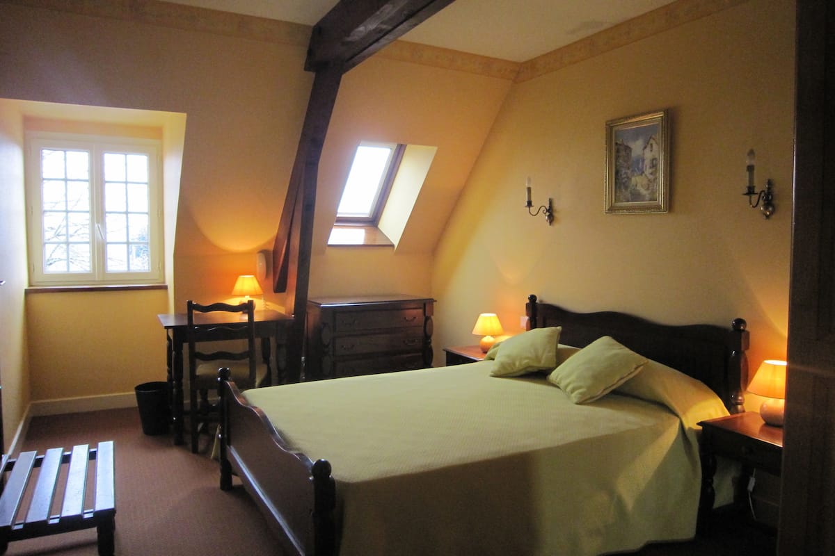 standard double room, bathtub | in-room safe, desk, free wifi