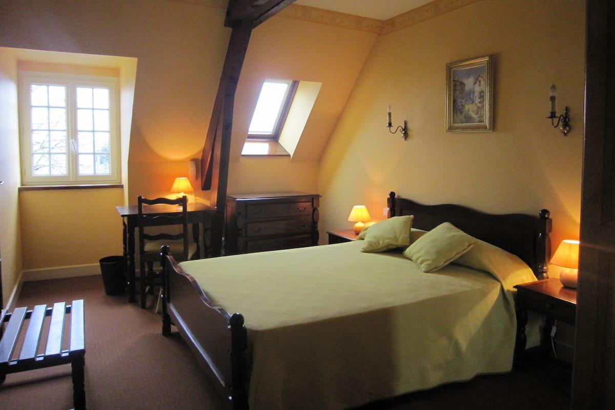 Standard-Doppelzimmer, Badewanne | Zimmersafe, Schreibtisch, kostenloses WLAN
