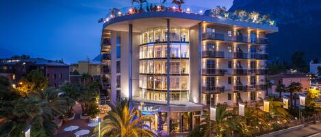 Vista frontal de la propiedad