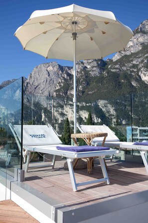 Sesongbasert utendørsbasseng, bassengparasoller og solsenger