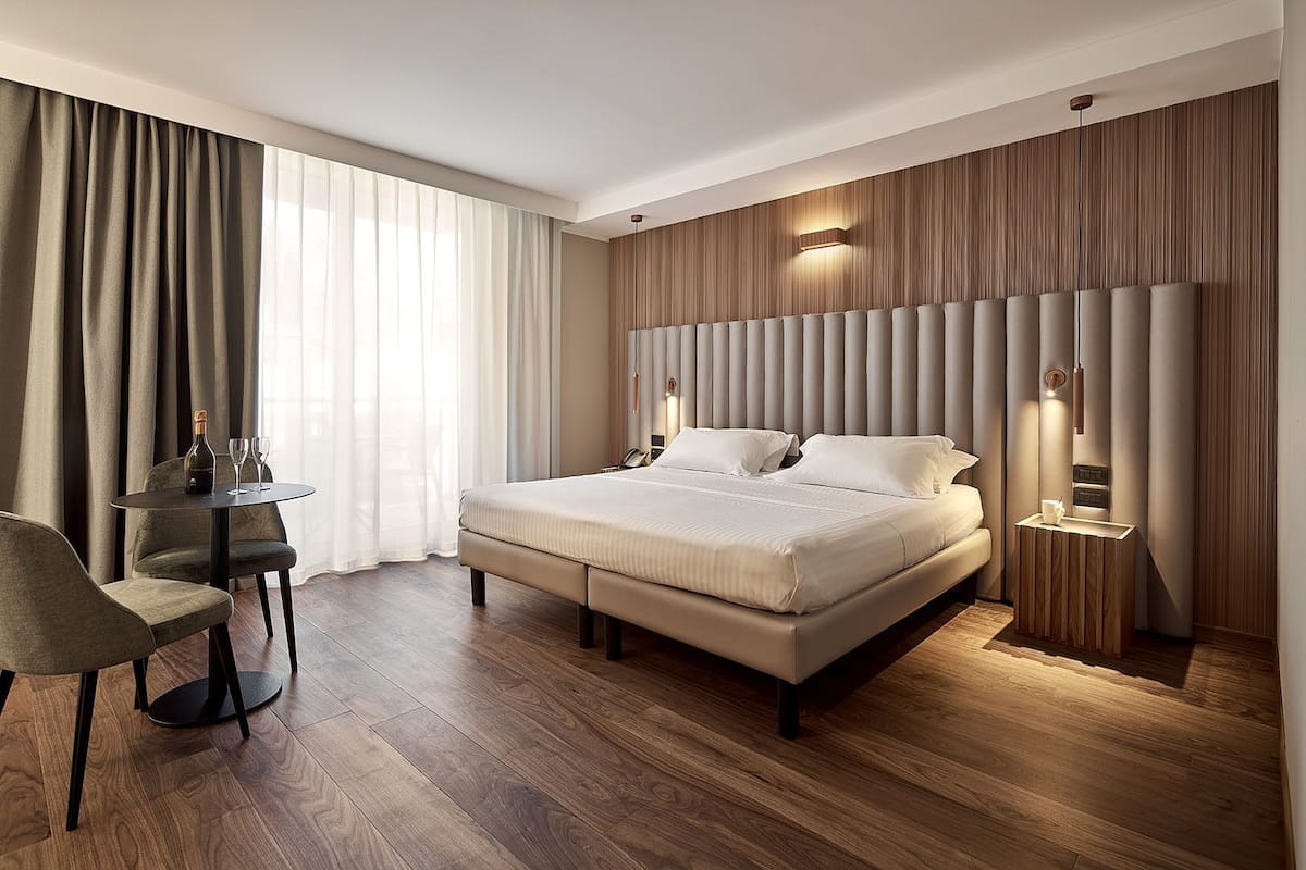 Doppia Junior Suite Deluxe, terrazza | Bar mini, peti besi dalam bilik, dilengkapkan perabot secara berasingan