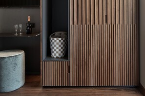 Een minibar, een kluis op de kamer, individueel gemeubileerd, een bureau