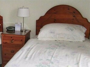 Single Room, 1 Single Bed, Shared Bathroom | Iron/ironing board, free WiFi