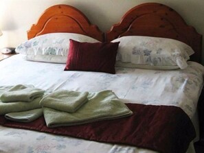 Double Room, Shared Bathroom | Iron/ironing board, free WiFi