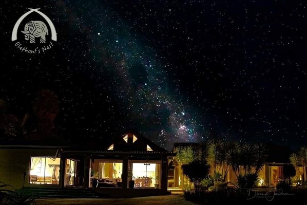 Fassade der Unterkunft – Abend/Nacht