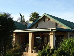 A building with a green roof and a covered porch area. - Elephant's Nest Guest House (Graskop)