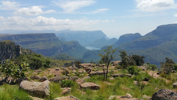 A mountainous landscape with rocky terrain and sparse vegetation. - Elephant's Nest Guest House (Graskop)