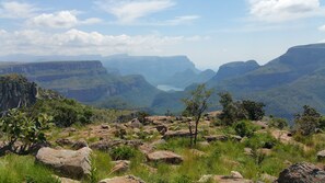 A mountainous landscape with rocky terrain and sparse vegetation. - Elephant's Nest Guest House (Graskop)