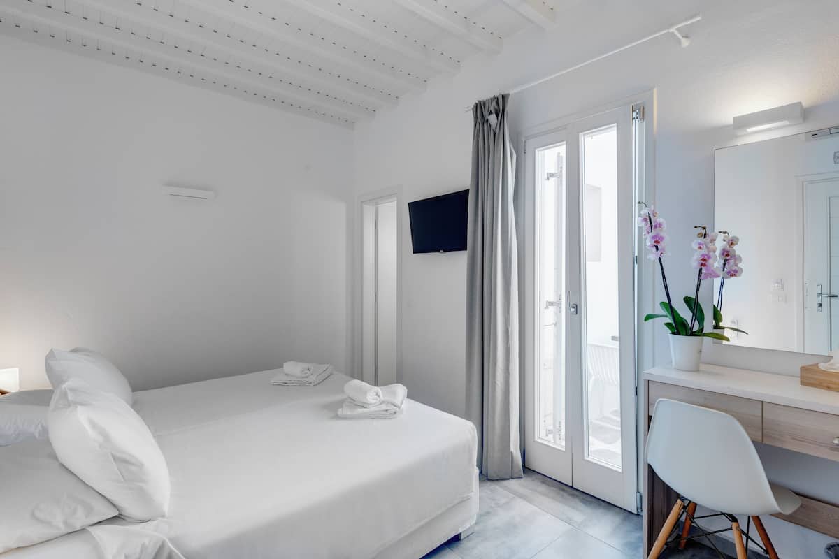 In-room safe, free WiFi, bed sheets