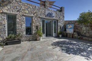 Un edificio de piedra con un cartel de recepción, ventanas amplias y un mapa en la pared.