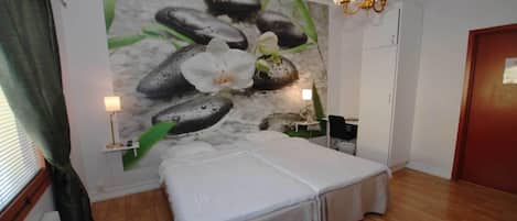 Escritorio, cortinas blackout y tabla de planchar con plancha