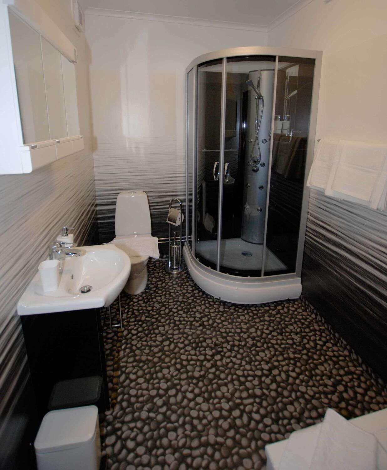 Familienzimmer | Badezimmer | Dusche, kostenlose Toilettenartikel, Haartrockner, Handtücher