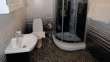 Familienzimmer | Badezimmer | Dusche, kostenlose Toilettenartikel, Haartrockner, HandtĂŒcher