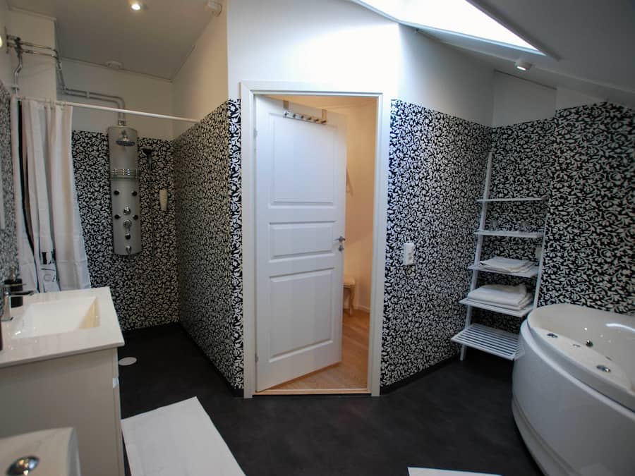 Double Room | Bathroom | Shower, free toiletries, hair dryer, towels