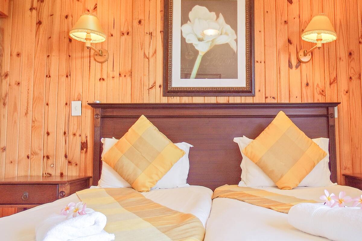 Standard Room, 1 Queen Bed