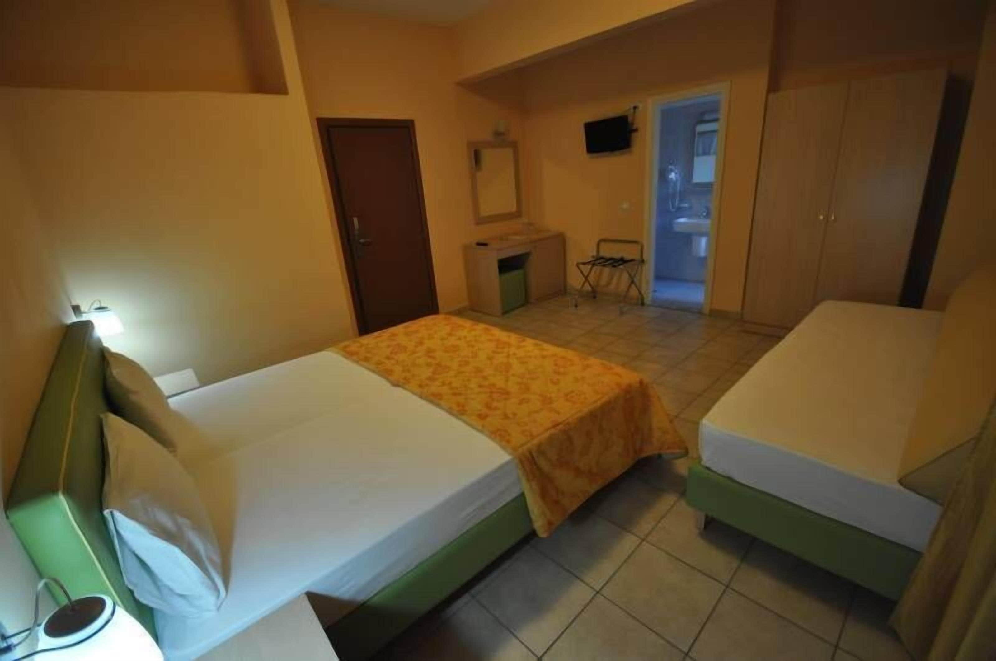 triple room | in-room safe, free cots/infant beds, free wifi, bed sheets