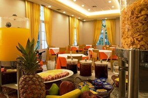 Desayuno buffet diario (EUR 6 por persona)