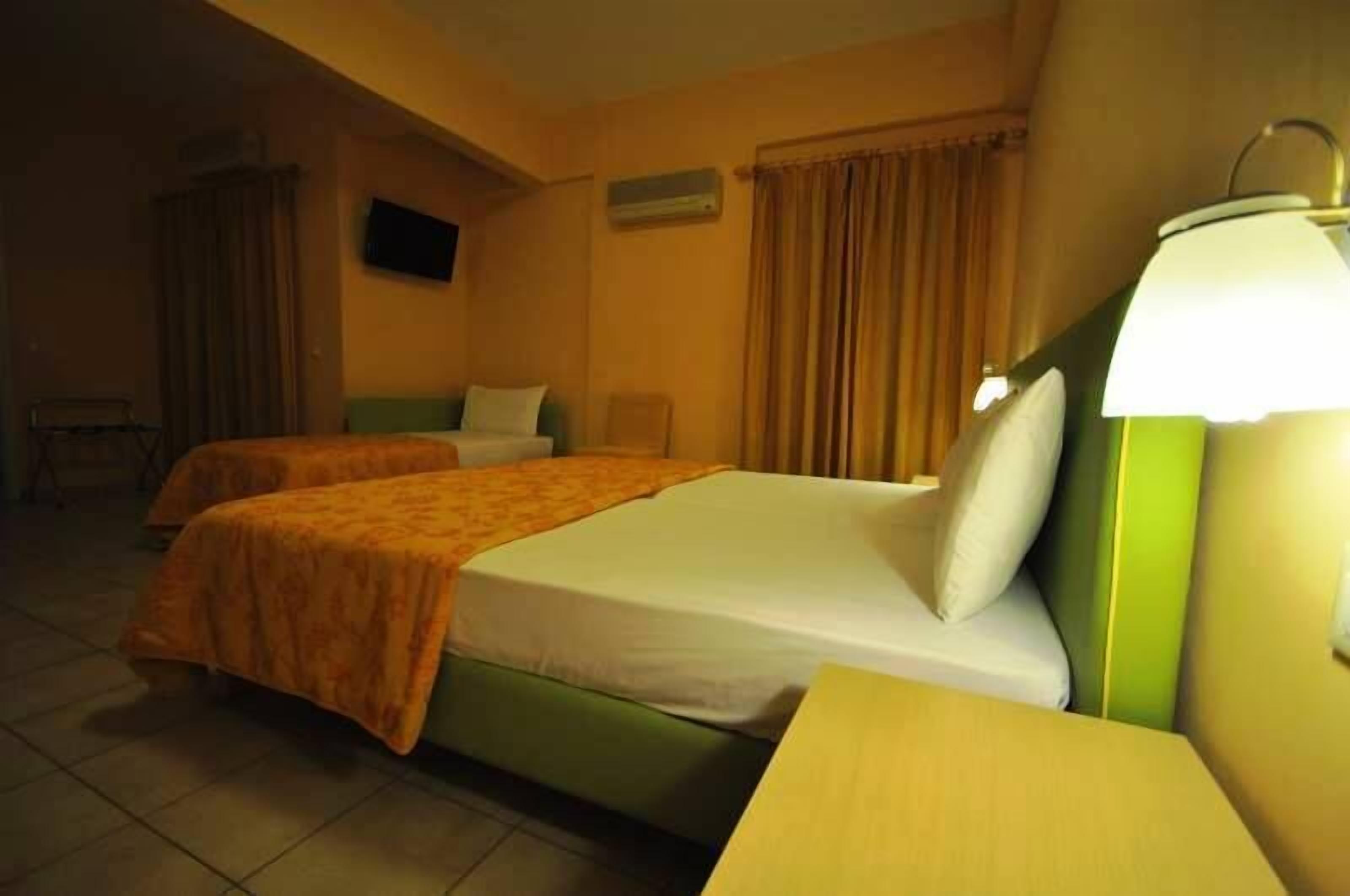 triple room | in-room safe, free cots/infant beds, free wifi, bed sheets