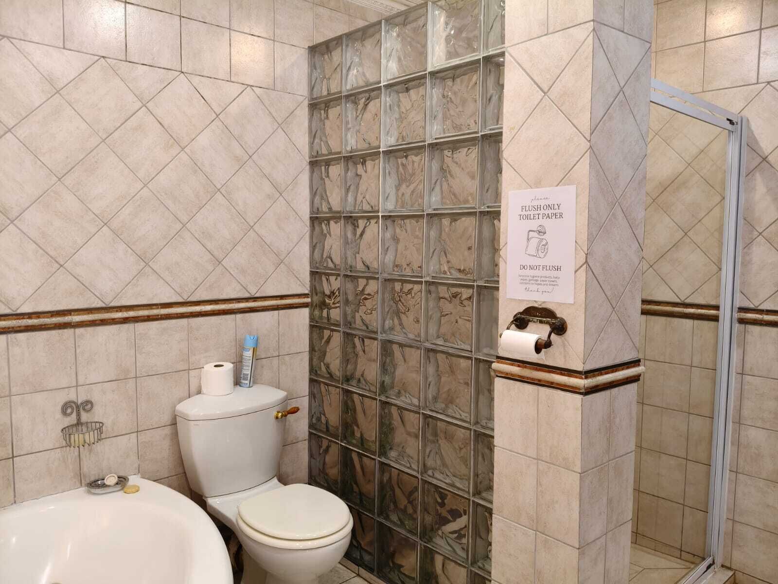 Un baño con inodoro, bidé y ducha.