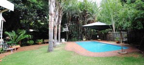 Outdoor pool - Brooklyn Guesthouses (Pretoria)