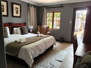 标准房 | 客房内保险箱、办公桌、熨斗/熨板、免费 WiFi