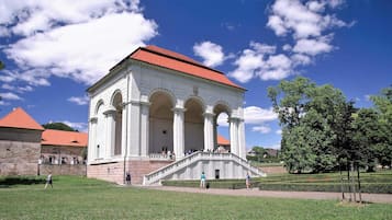 Ein weißes Gebäude mit rotem Dach und einer Treppe, die hinauf führt.