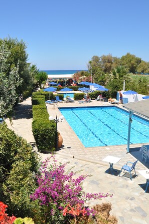 Outdoor pool, sun loungers - Galeana Beach Hotel (Rethymno)