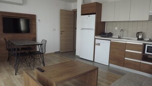 Una cocina moderna con armarios de madera, horno empotrado y lavavajillas.