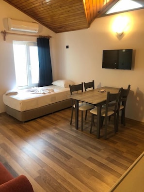 Deluxe Apartment, 1 Bedroom | Ruang tamu | TV 