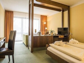 Superior suite | Een kluis op de kamer, een bureau, een laptopwerkplek