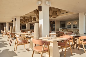 Bar (trong khuôn viên)