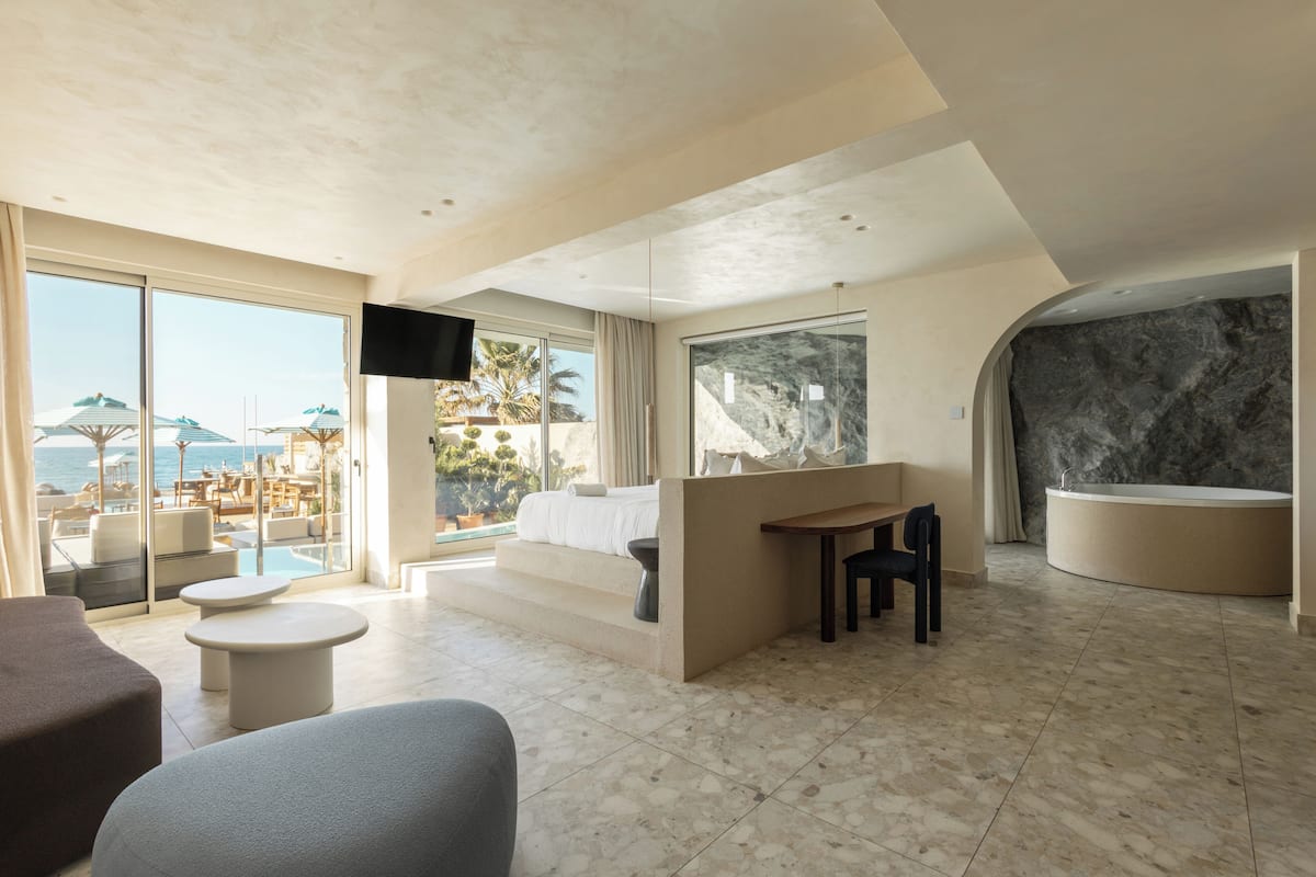 Suite, privat basseng (Cave Oasis Seafront, Indoor Hydromass) | 1 soverom, sengetøy av topp kvalitet, minibar og safe på rommet
